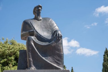 İnsan şeklindeki heykel, Avrupa 'nın Hırvatistan kenti Sibenik' te, Adriyatik deniz kıyısındaki Krka nehrinin ağzının yanında yer alıyor.