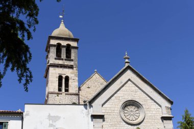 Hırvatistan, Avrupa 'nın Sibenik kentindeki kilise, Adriyatik kıyısındaki Krka nehrinin ağzının yanında yer alıyor.