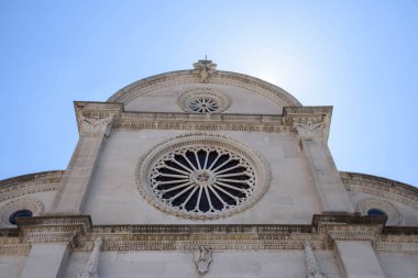 Adriyatik Denizi kıyısındaki Krka nehrinin ağzının yanındaki Sibenik, Hırvatistan, Avrupa 'daki Saint James Katedrali' nin ön cephesi.