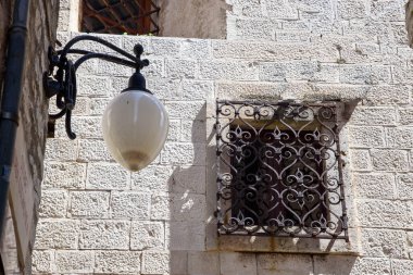 Hırvatistan 'ın Sibenik kentinde, Adriyatik kıyısındaki Krka nehrinin ağzının yanında yer alan sokakta Lamppost ve çardaklar görülüyor.