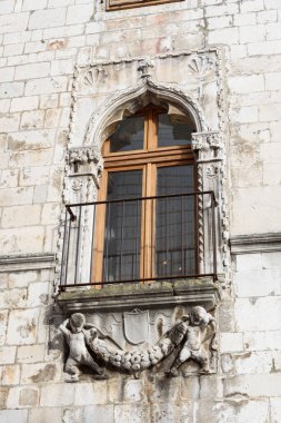 Zadar cephesinde taş oyulmuş pencere, Dalmaçya bölgesi, Hırvatistan ve Avrupa