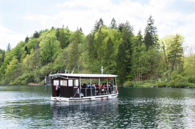 Gölde tekne gezintisi, Plitvice Gölleri Doğa Parkı, Orta Hırvatistan, Avrupa 'da orman rezervi.