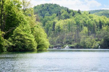 Gölde tekne gezintisi, Plitvice Gölleri Doğa Parkı, Orta Hırvatistan, Avrupa 'da orman rezervi.
