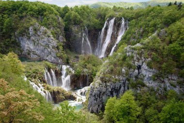 Plitvice Gölleri Doğa Parkı 'nda, Orta Hırvatistan, Avrupa' da yer alan orman rezervi, perspektiften görülen şelaleler.