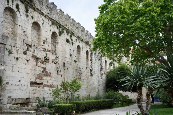 Πέτρινη Πρόσοψη Στο Σπλιτ Λιμενική Πόλη Στην Ακτή Της Δαλματίας — Φωτογραφία Αρχείου