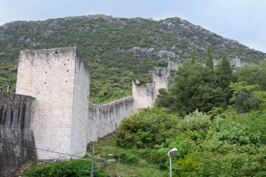 Dubrovnik Neretva 'nın Ston kentindeki duvarın bir kısmının görüntüsü, Peljesac yarımadası, Hırvatistan ve Avrupa' da yer alıyor..