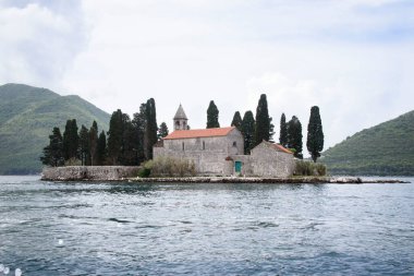 Adriyatik, Karadağ ve Avrupa 'daki Kotor Körfezi' ndeki Aziz George adasının yelkenli gemisinden görüntü.