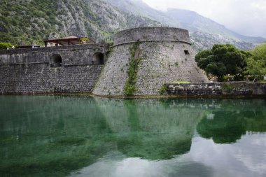 Karadağ 'da, Avrupa' da, Adriyatik Denizi 'nin bir körfezinde yer alan Kotor' daki suyun yanındaki duvarlı istihkam..