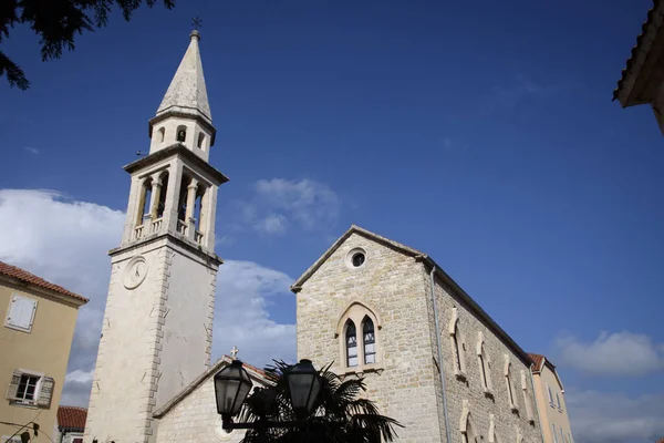 Εκκλησία Στην Μπούντβα Πόλη Που Βρίσκεται Στις Ακτές Της Αδριατικής — Φωτογραφία Αρχείου