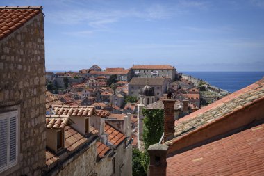 Dubrovnik 'teki dar ve sarp bir sokaktan çatıların manzarası, eski adı Ragusa, Hırvatistan, Avrupa' nın Dalmaçya kıyılarında yer alan bir şehir.