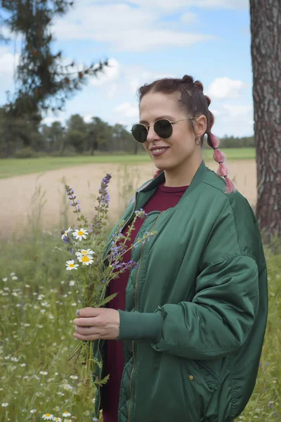 Mujer Campo Verde Entre Las Flores Primavera Con Gafas Sol —  Fotos de Stock