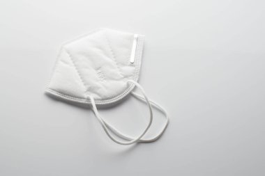 Beyaz arka planda beyaz yüz maskesi. Bulaşıcı hastalığı önlemek için koruyucu..