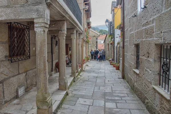 Calle Estrecha Con Arcadas Columnas Suelo Piedra Combarro Una Parroquia —  Fotos de Stock