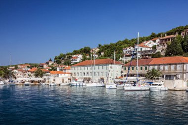 Hvar adası, Hırvatistan - 23 Ağustos 2016: Deniz görünümü tatil beldesi
