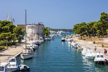 Trogir, Hırvatistan - 19 Ağustos 2016: Tekneler Trogir Marina