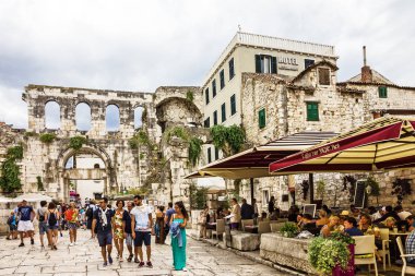 Hırvatistan, Split - 9 Temmuz 2022: Diokletian sarayında turistler 