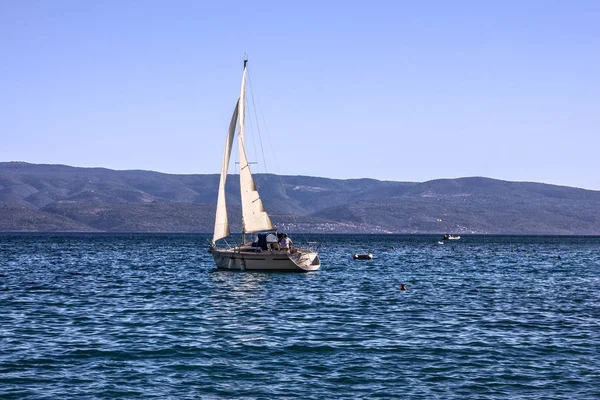 Segelbåt i kroatiska resort Omis — Stockfoto