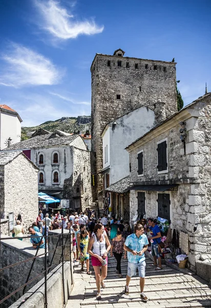 MOSTAR, BOSNIA - 23 AGO 2016: Mostar antigua calle en el casco antiguo — Foto de Stock