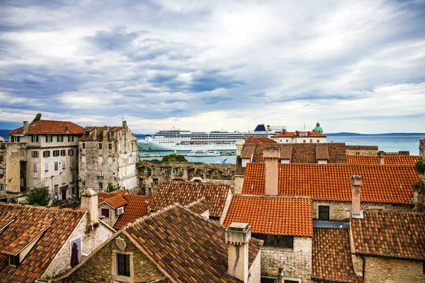 Split, Chorvatsko. Městské domy a námořní přístav — Stock fotografie