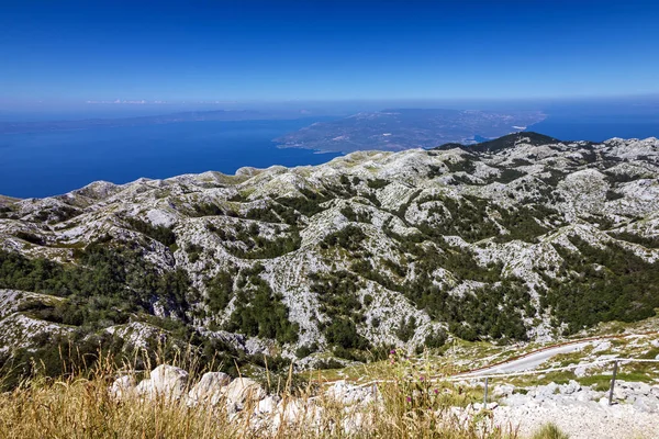 Croacia, Dalmacia, Biokovo montañas mar paisaje panorámico vie — Foto de Stock