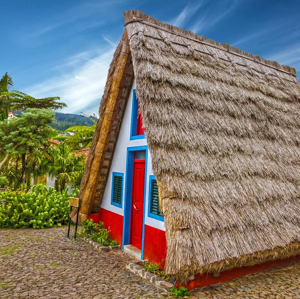 Geleneksel kırsal ev santana Madeira, Portekiz. — Stok fotoğraf