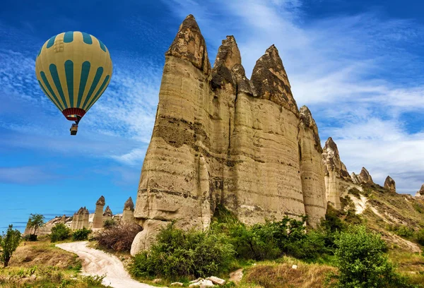 Goreme, Turquía. Paisaje de montaña. Globos de aire caliente en Cappadoc —  Fotos de Stock