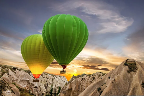 Balões de ar quente verde e amarelo, Capadócia, Turquia — Fotografia de Stock