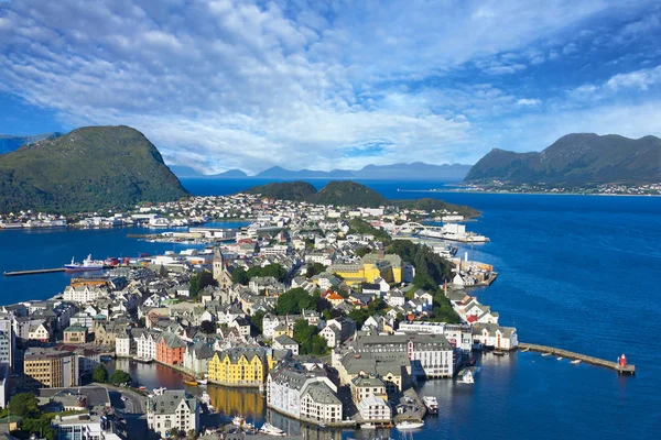 Ålesund, Norwegia - panoramiczny widok na centrum port wycieczkowy Alesun — Zdjęcie stockowe