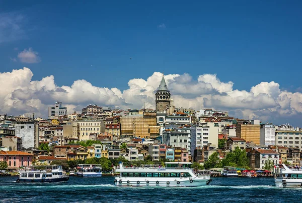 Wieża Galata widokiem na morze w istanbul, Turcja. — Zdjęcie stockowe