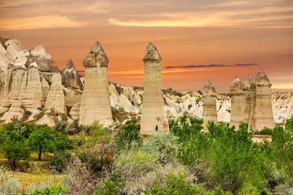 Kappadokien, Türkei. Sonnenuntergang - vulkanische Felslandschaft, goreme nat — Stockfoto