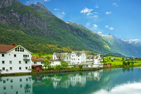 Vidéki tó táj, Norvégia, Olden, zöld dombok seaside. Nyáron fjord. — Stock Fotó