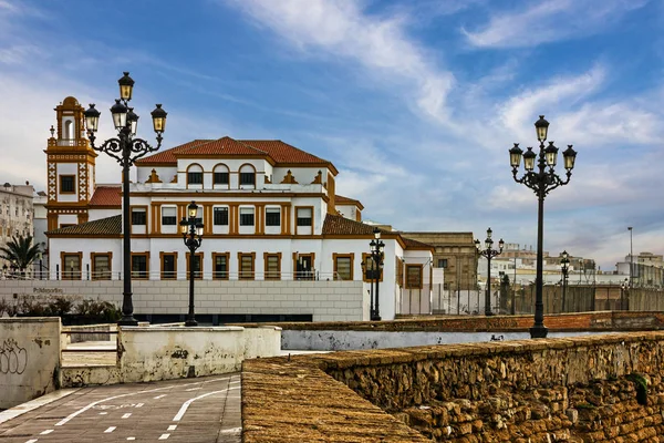Cadiz, Spanien. Seafront kyrkobyggnaden — Stockfoto