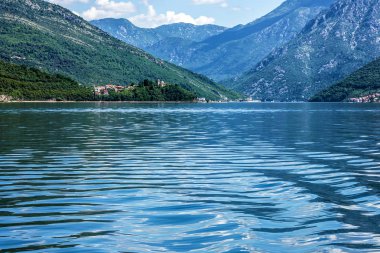 Fiyortları. Dağlar, Karadağ üzerinde Deniz Manzaralı