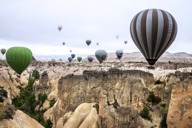 Göreme, Türkiye - 11 Şubat 2017: Dağ manzarası. Sıcak hava balonları Kapadokya
