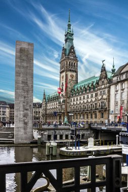 Hamburg, Almanya - 4 Şubat 2017: Hamburg Belediye Binası ve Alster Nehri, Almanya