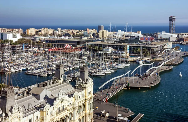 BARCELONE, ESPAGNE - 8 AVRIL 2016 : Panorama du remblai de Port Vell — Photo