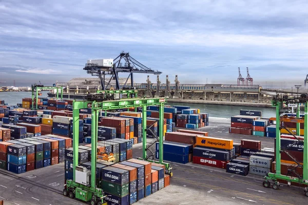 CASABLANCA, MARRUECOS - 2 DE MAYO DE 2016: Terminal de contenedores en el puerto de Casablanca — Foto de Stock