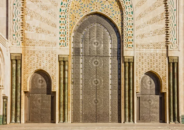 Casablanca, Maroko. drzwi wejściowe, meczet Hassana Ii budynek — Zdjęcie stockowe
