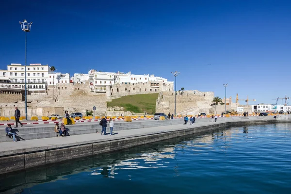 TANGER, MAROC - 31 JAN 2017 : Port maritime et ancienne forteresse de Tanger — Photo