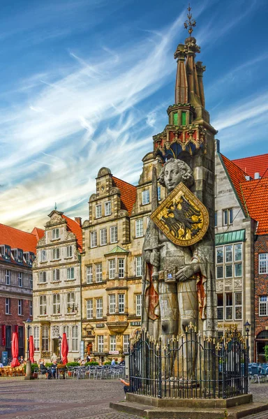 Bremen, Alemania - 7 de marzo de 2017: Estatua Knight Roland en la Plaza del Mercado —  Fotos de Stock