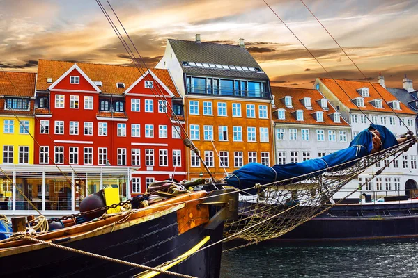 Yacht and color buildings in Nyhavn in the old center of Copenhagen — Stock Photo, Image