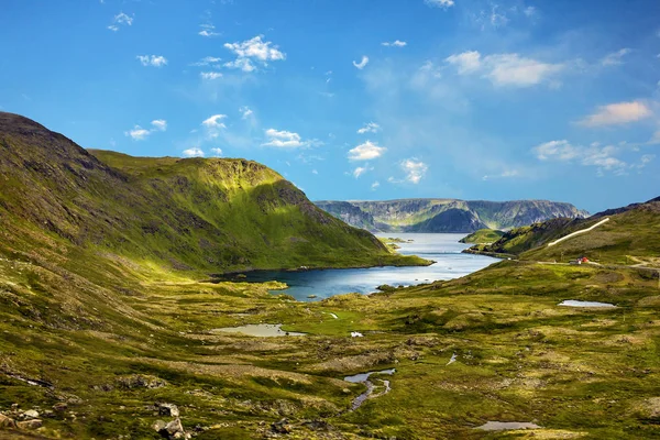 景观与山在挪威村庄奥登在挪威峡湾 — 图库照片