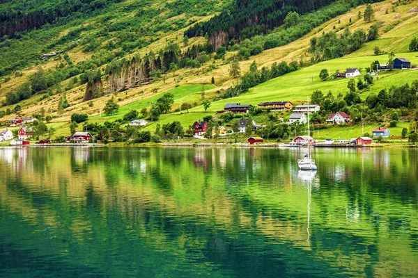 Naturalnego krajobrazu wiejskiego. Miasto i cruise port Olden w Norwegii — Zdjęcie stockowe