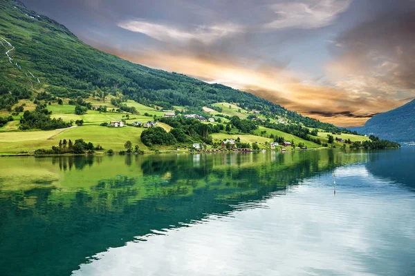 农村湖景观，挪威，奥登，绿色的山丘海滨。峡湾 — 图库照片