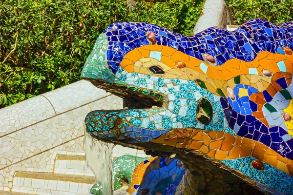 Barcelona, Spanien. Ödla mosaik skulptur i Park Guell — Stockfoto