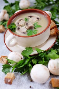 Yeşil maydanoz, ekmek ve biber ile taze mantar çorbası
