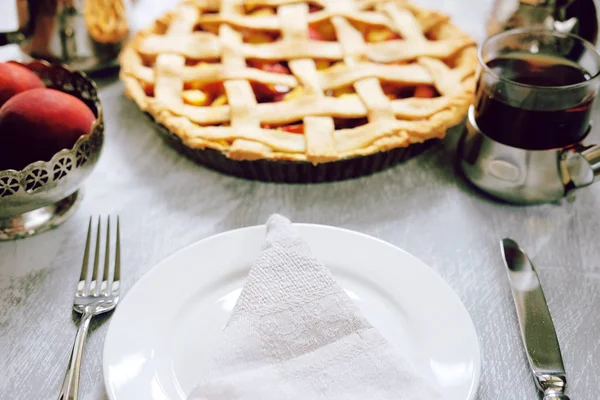 Sabroso pastel de frutas de verano con relleno de melocotón, té y galletas — Foto de Stock