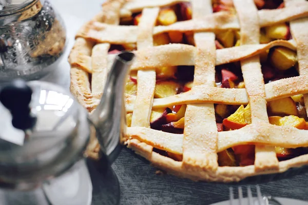 Sabroso pastel de frutas de verano con relleno de melocotón, té y galletas — Foto de Stock