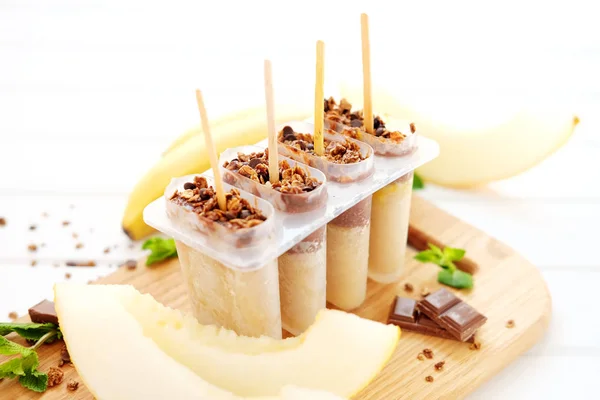 Helado casero. Chocolate plátano granola paletas . — Foto de Stock