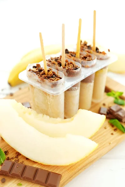 Helado casero. Chocolate plátano granola paletas . — Foto de Stock